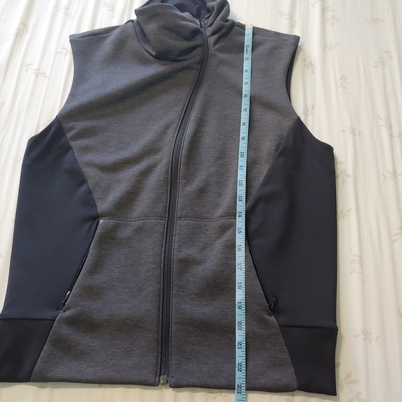 Oakley Vest Womens Medium Black Dark Gray Coupe Standard Regular Fit - Picture 9 of 9